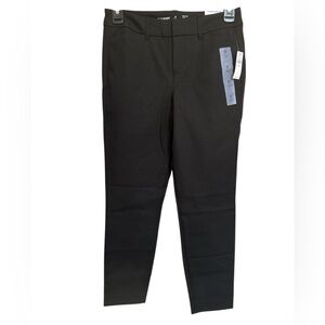Women’s Old Navy Petite High-Rise Pixie Pants in Black
Size - 0 (petite) BNWT